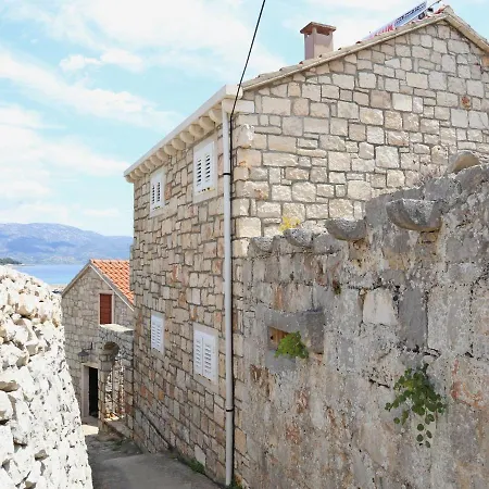 Adorable Stone House With Terrace 20m Distant From Vakantiehuis